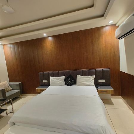 Hotel Skylark & Banquet Palwal Екстер'єр фото