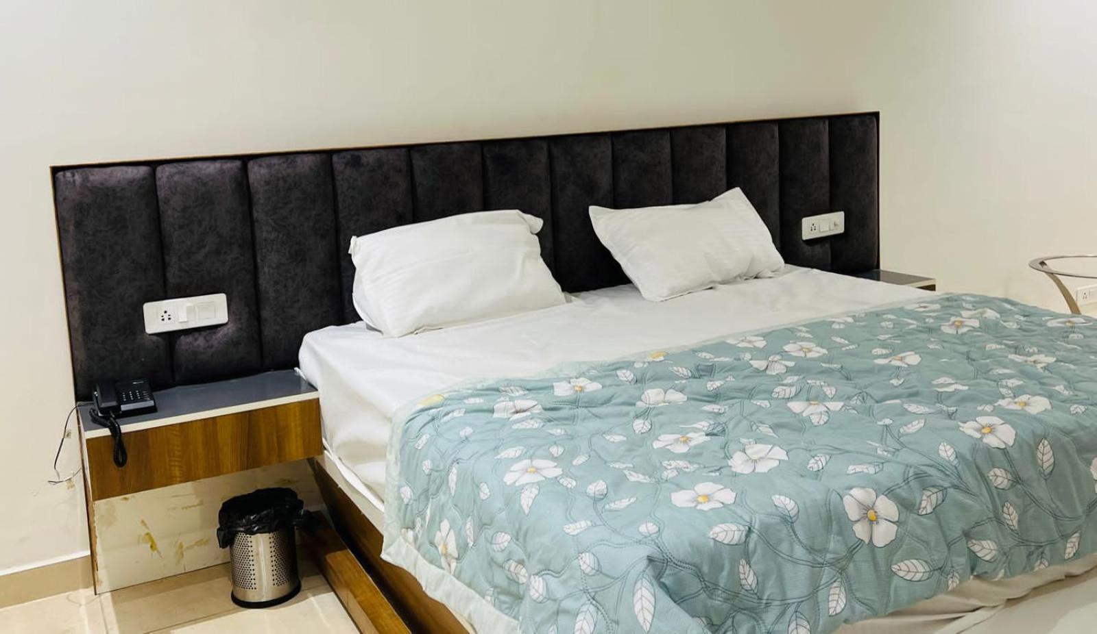 Hotel Skylark & Banquet Palwal Екстер'єр фото