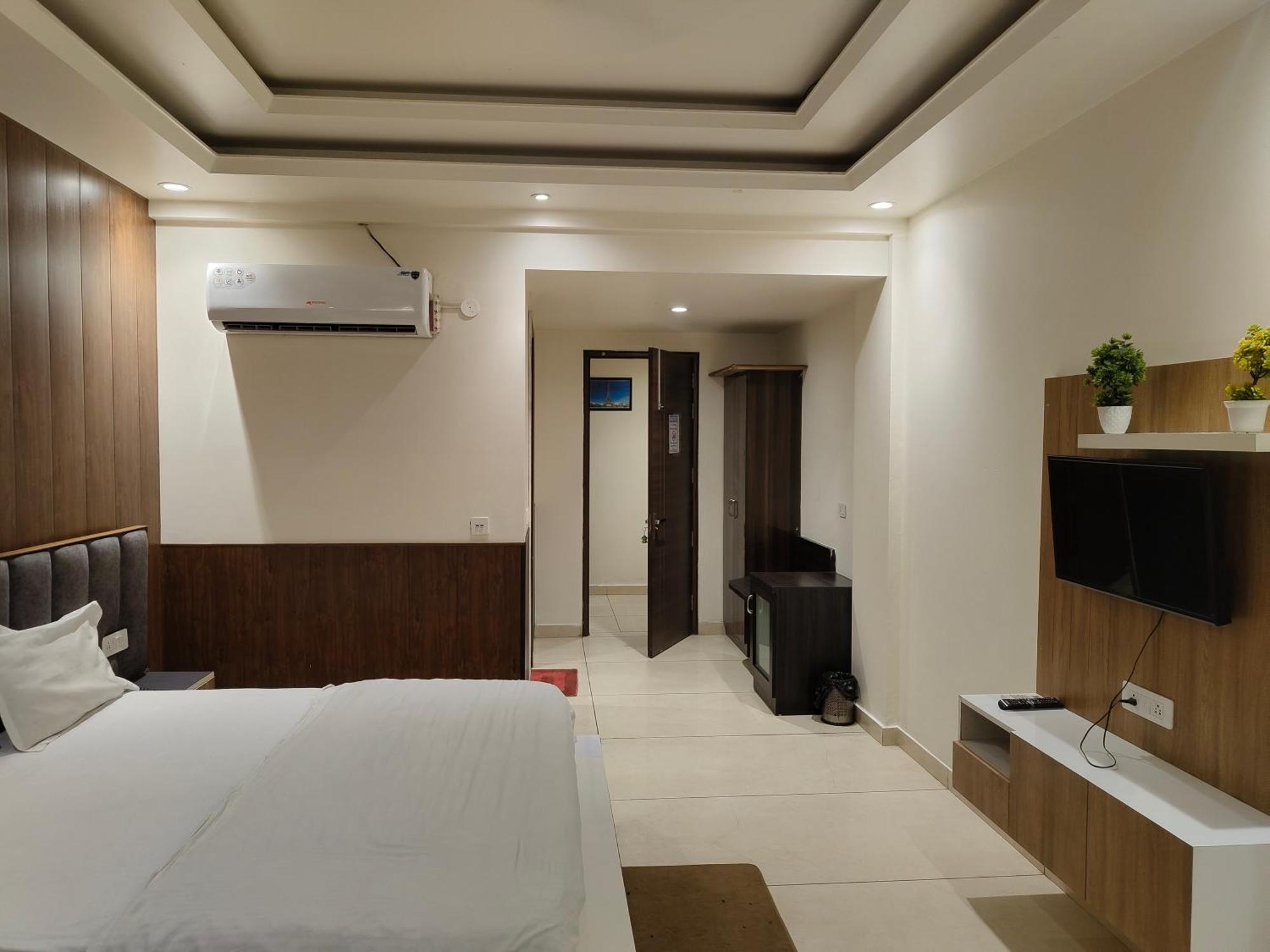 Hotel Skylark & Banquet Palwal Екстер'єр фото