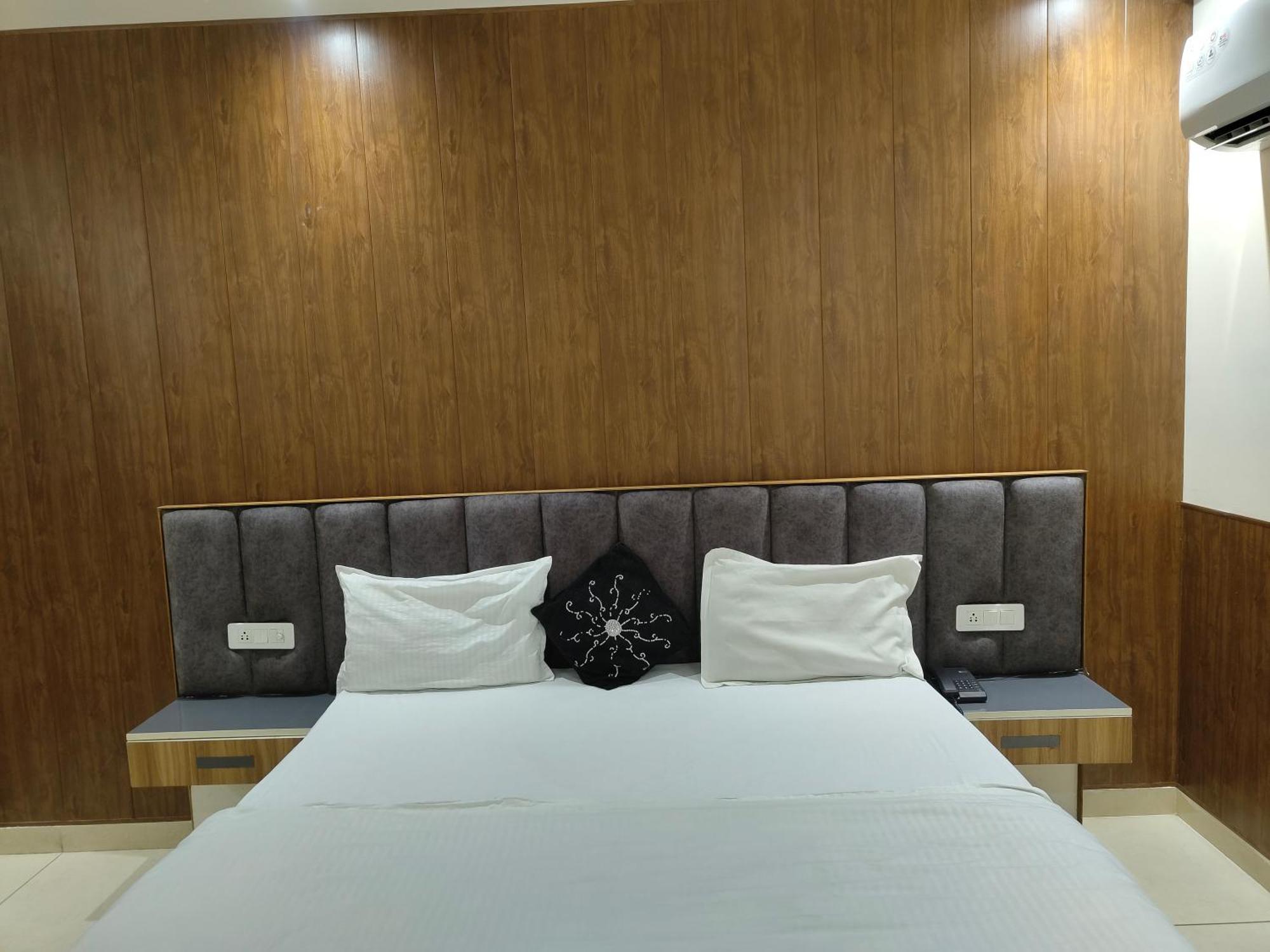 Hotel Skylark & Banquet Palwal Екстер'єр фото