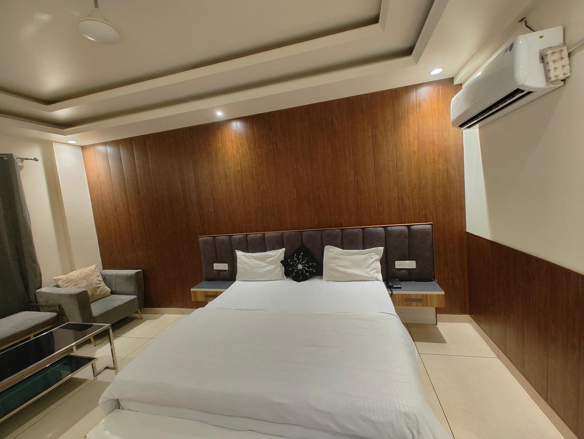 Hotel Skylark & Banquet Palwal Екстер'єр фото