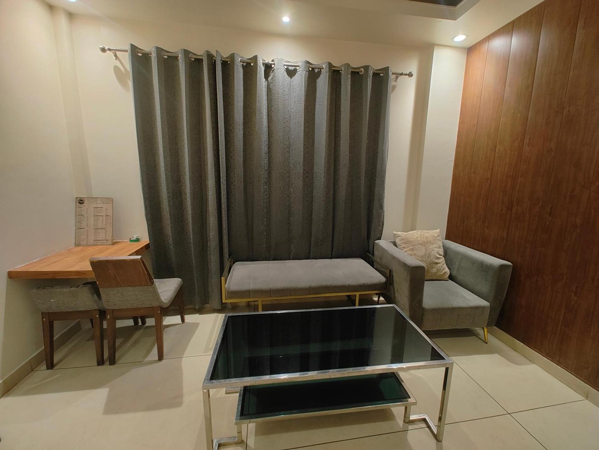 Hotel Skylark & Banquet Palwal Екстер'єр фото